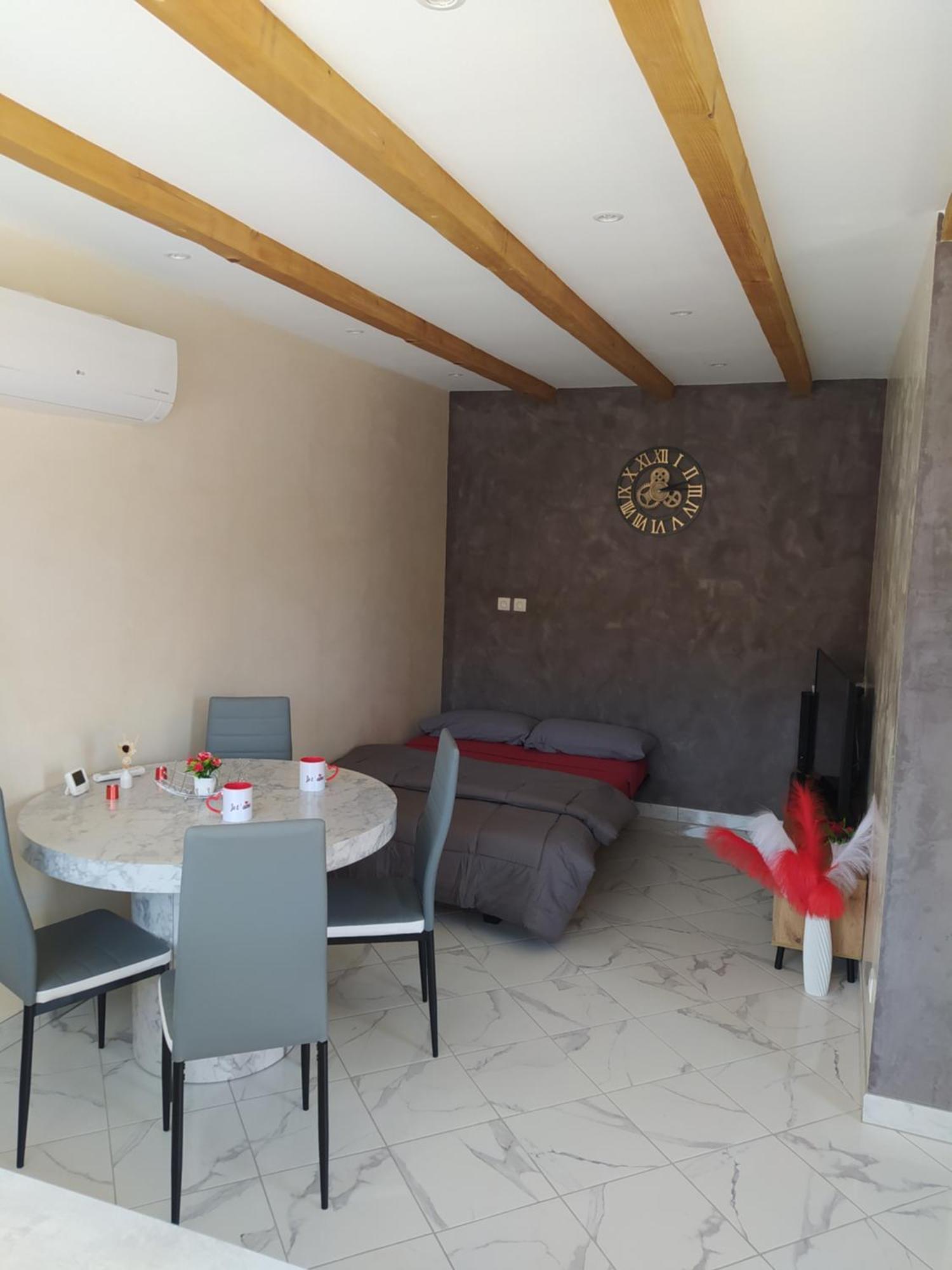 Studio Cosy Avec Terrasse Et Jacuzzi A Disposition De Mai A Aout Rians  Bagian luar foto