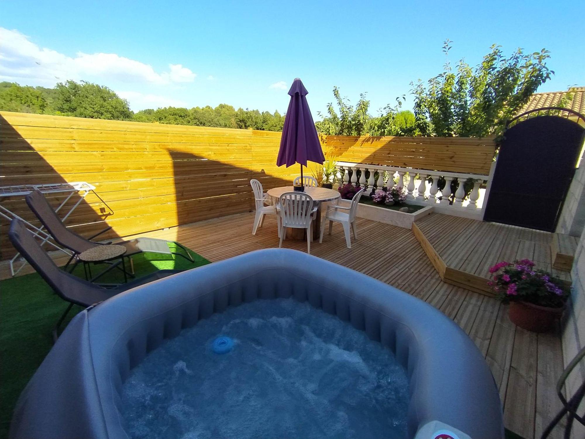 Studio Cosy Avec Terrasse Et Jacuzzi A Disposition De Mai A Aout Rians  Bagian luar foto